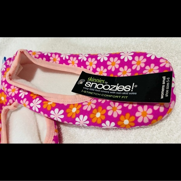 NWT SNOOZIES SLIPPERS NON-SLIP DAISIES SIZE LARGE (9-10) - Picture 2 of 5